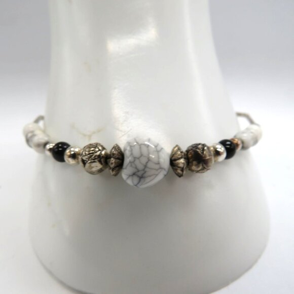 Handcrafted Bracelet Silver Tone Marbled Heart Bead Bracelet Black White - Picture 1 of 9
